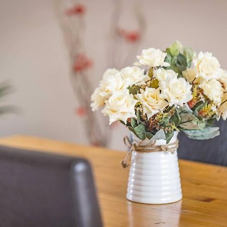 3-Bed Family Home With Parking & Large Garden Віндзор Екстер'єр фото